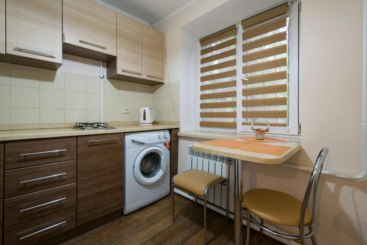 Apartment Nadezhda At Zheltoskan 77/79 Almaty Luaran gambar