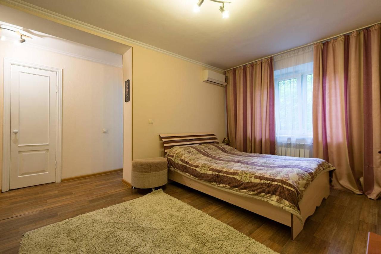 Apartment Nadezhda At Zheltoskan 77/79 Almaty Luaran gambar