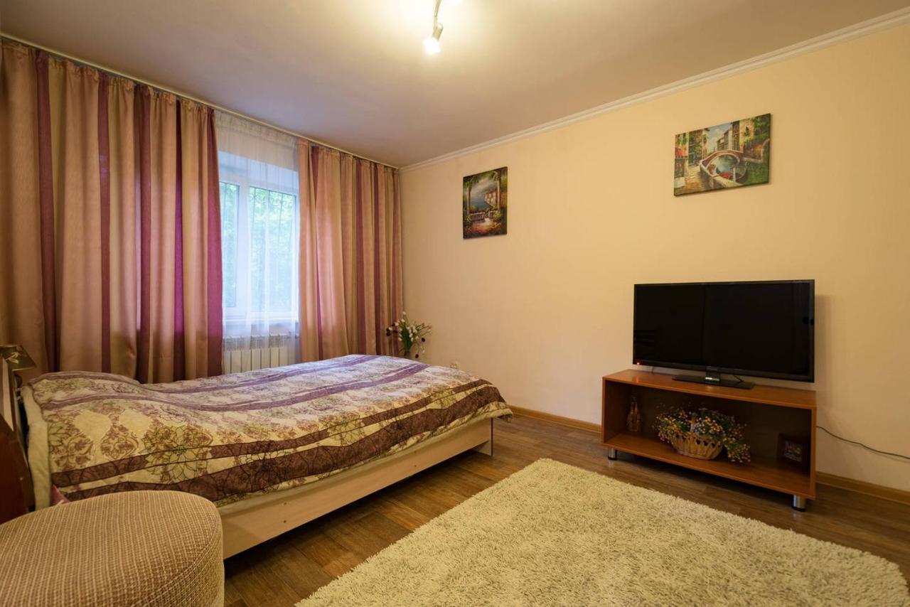 Apartment Nadezhda At Zheltoskan 77/79 Almaty Luaran gambar