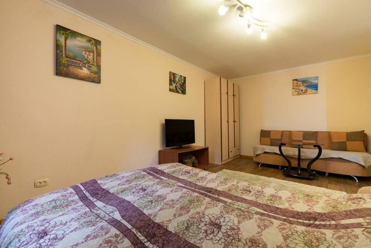 Apartment Nadezhda At Zheltoskan 77/79 Almaty Luaran gambar