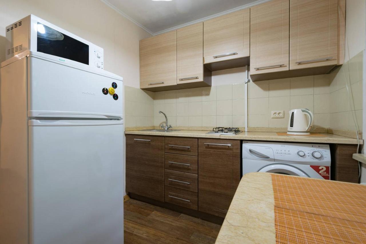 Apartment Nadezhda At Zheltoskan 77/79 Almaty Luaran gambar