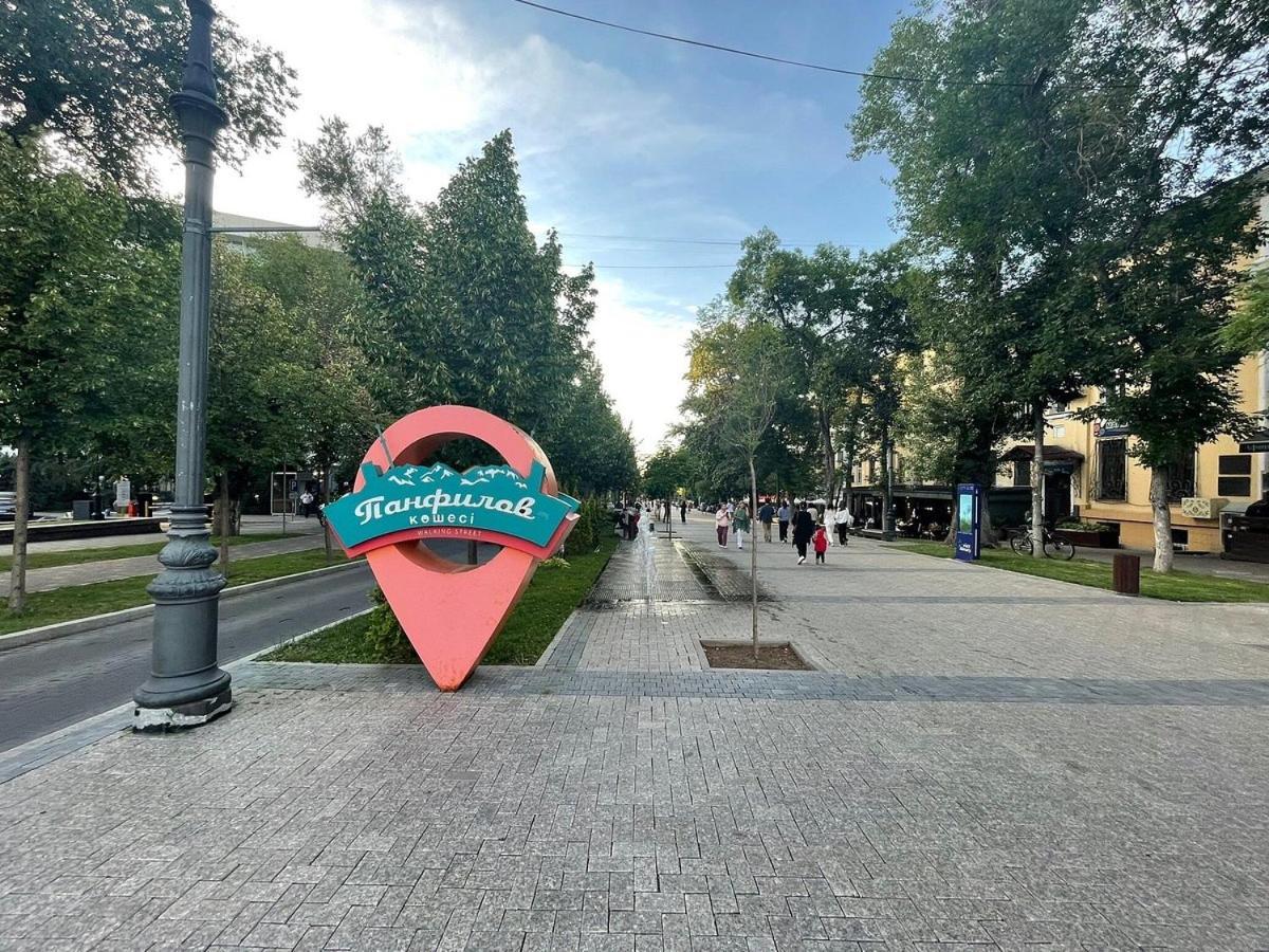 Apartment Nadezhda At Zheltoskan 77/79 Almaty Luaran gambar
