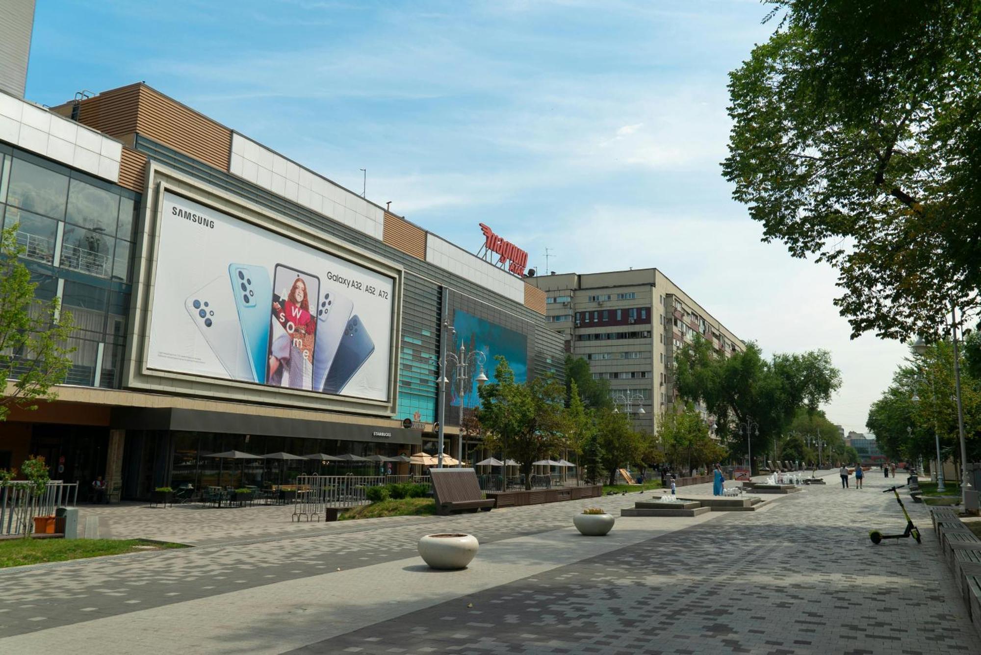 Apartment Nadezhda At Zheltoskan 77/79 Almaty Luaran gambar